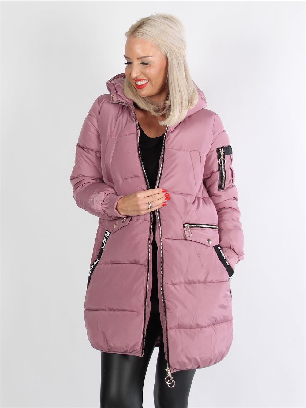 Nasolino -  Armygrøn dynejakke med skrift ved lommerne og lynlås detaljer